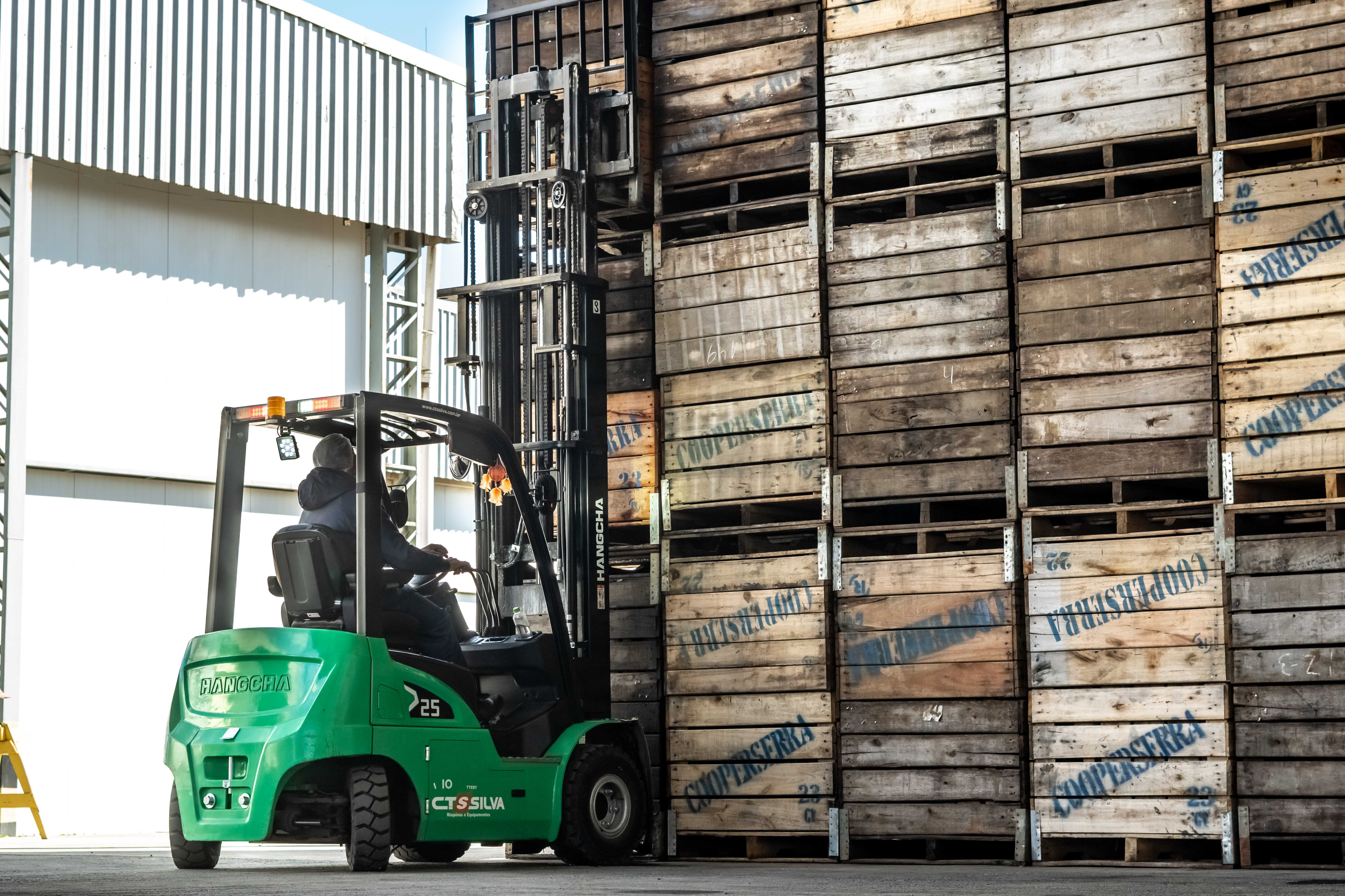 Como as Empilhadeiras Contribuem Para a Logística Industrial