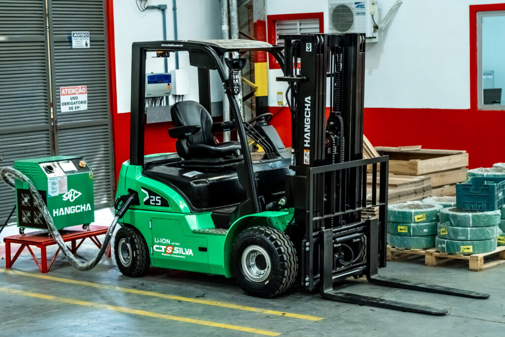 A Importância de Utilizar Empilhadeiras na Indústria Metalúrgica